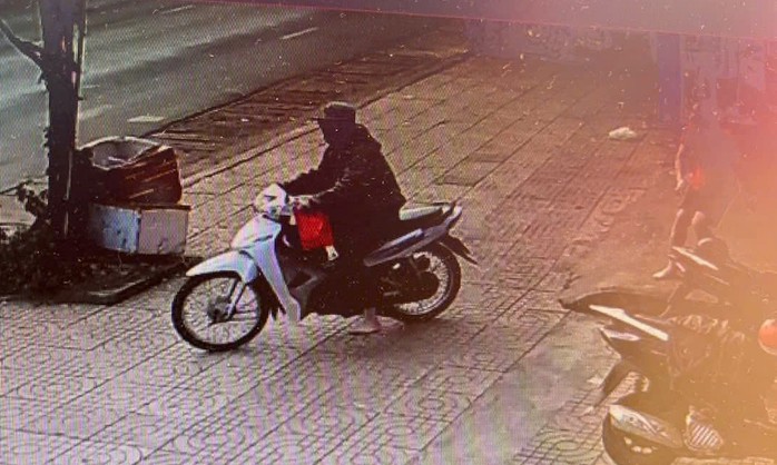 Nghi phạm thời điểm cướp vàng rồi bỏ chạy