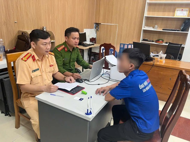 Công an Đà Nẵng mời tài xế vi phạm lên làm việc