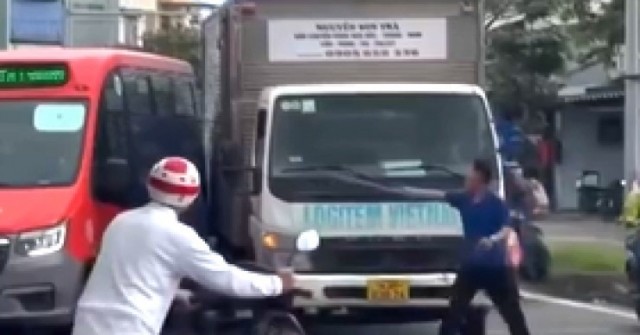 Tài xế xe tải chặn đầu, dùng thanh sắt đe dọa t...