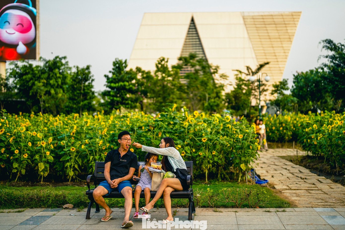 “Cuối năm bận rộn, đầu năm chỉ muốn tìm chỗ thoáng đãng để đi bộ, chụp vài tấm hình lấy không khí mới,” chị Minh Thảo (ngụ ở phường Thủ Đức) chia sẻ khi đưa gia đình đến tham quan vườn hoa.