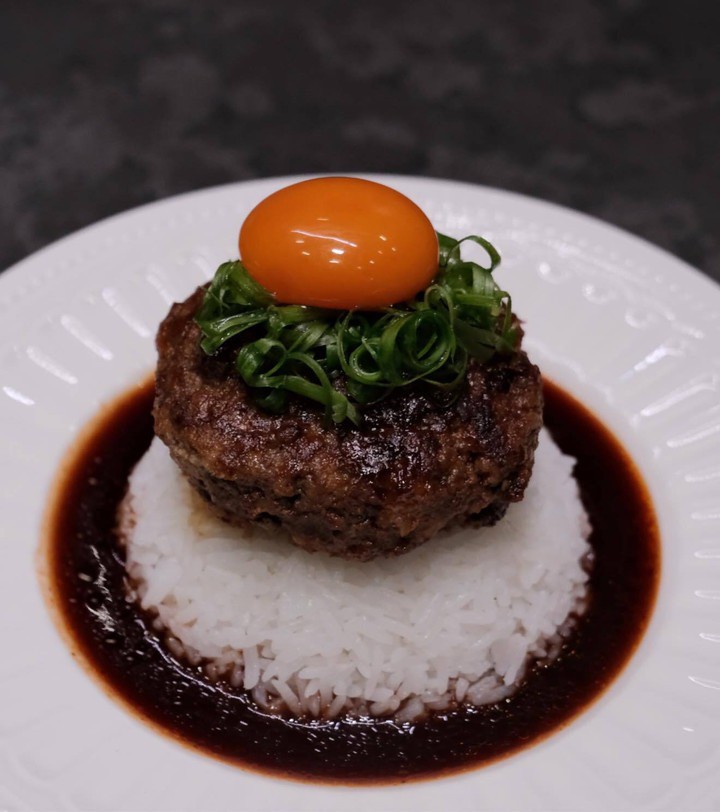 Món lẩu đuôi bò hầm và cơm Nhật kiểu Hamburger.