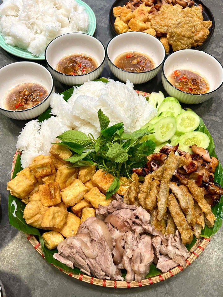 Món lòng lợn và bún đậu mắm tôm.