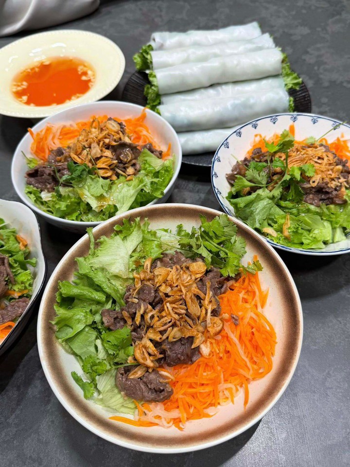 Món bánh xèo tép và bún bò trộn.