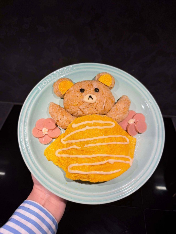 Món cá trắm kho khế và cơm gấu đắp trứng.