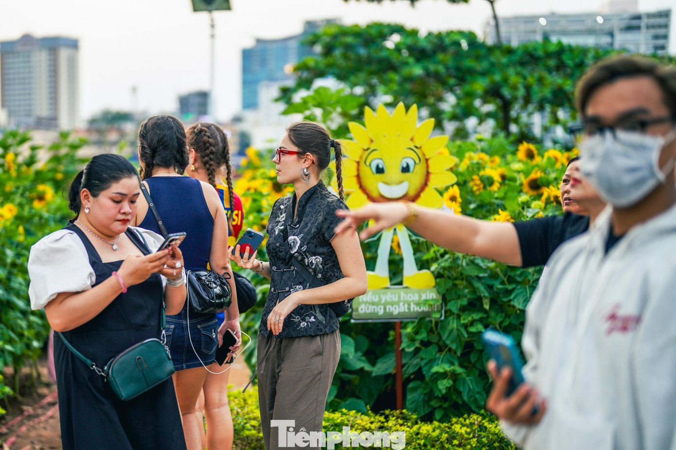 Vườn hoa thu hút rất nhiều du khách đến tham quan, chụp ảnh, hít thở sự bình yên bên dòng sông Sài Gòn.