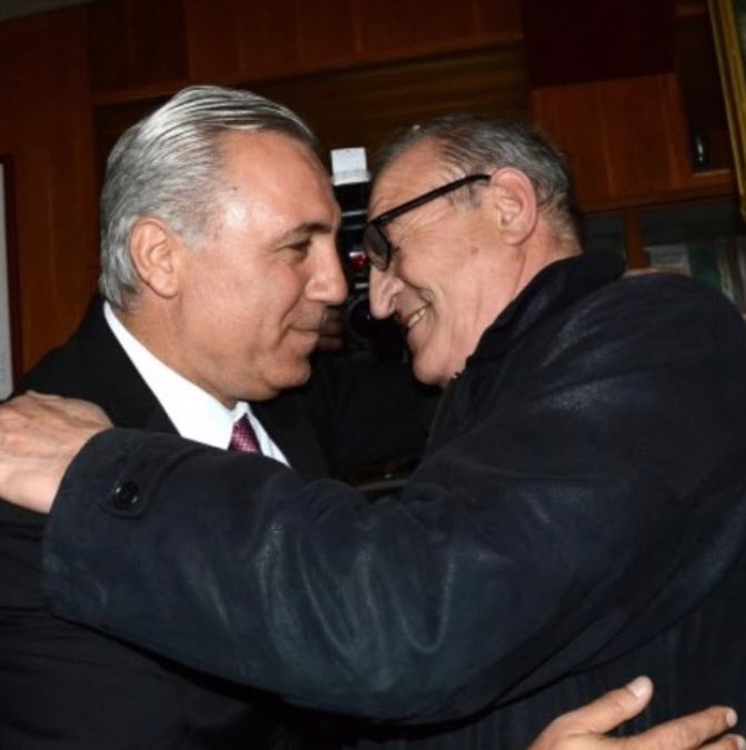 Stoichkov (trái) đăng ảnh tưởng nhớ HLV Penev