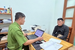 Công an làm việc với "Tý hai lầu" trong vụ dùng đũa đâm tài xế taxi khi đang lái xe