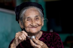 Từ người chèo đò sông Hoài đến 'cụ bà đẹp nhất thế giới'