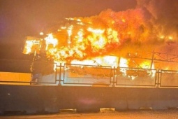 Xe khách bốc cháy dữ dội trên cao tốc tại Nghệ An giữa đêm khuya