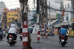 Cột điện án ngữ giữa tuyến đường được mở rộng gấp 4 lần ở nội đô TPHCM