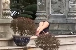 Cô gái mặc hở hang tập Yoga phản cảm ở chùa Linh Ứng