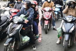 Chưa hết nghỉ Tết Dương lịch, người dân lỉnh kỉnh đồ đạc, ùn ùn trở lại Thủ đô