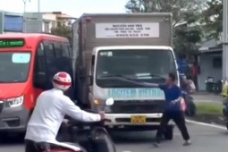 Tài xế xe tải chặn đầu, dùng thanh sắt đe dọa tài xế xe buýt Phương Trang
