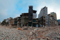 Thi công xuyên Tết, cắt gọt nhà mặt phố Đê La Thành để mở rộng đường Vành đai 1