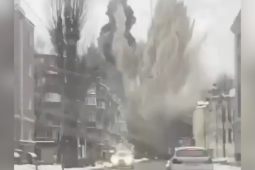 Khoảnh khắc tên lửa đạn đạo Nga phát nổ ở trung tâm Kharkov