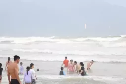 Đổ xô tắm biển Đà Nẵng dù sóng to gió lớn