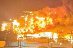 Xe khách bốc cháy dữ dội trên cao tốc tại Nghệ An giữa đêm khuya