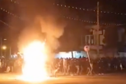 Mỹ tuyên bố sẵn sàng can thiệp giúp người biểu tình ở Iran, Tehran đáp trả đáng sợ