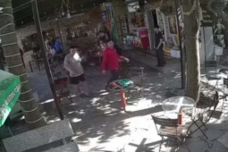 Bắt khẩn cấp người đàn ông cầm ly nước đập vào đầu cô gái sau mâu thuẫn ở quán cà phê