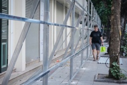 Hàng quán đóng cửa, dãy nhà 'đất vàng' Hồ Gươm quây rào chờ tháo dỡ