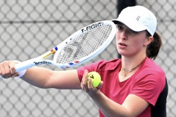 Nóng nhất thể thao chiều 3/1: Swiatek phản đối những trận nam đấu nữ