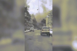 Khoảnh khắc tên lửa đạn đạo Nga phát nổ ở trung tâm Kharkov