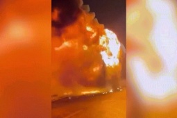 Phút bàng hoàng phát hiện nam sinh mắc kẹt trong xe giường nằm cháy