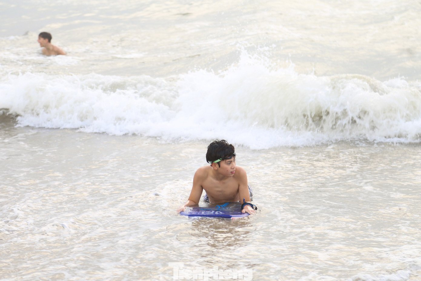 Một số du khách còn phấn khích lướt ván, lướt sóng, chinh phục những con sóng lớn cao quá đầu. Càng về chiều, các bãi tắm lại càng đông đúc, tấp nập.