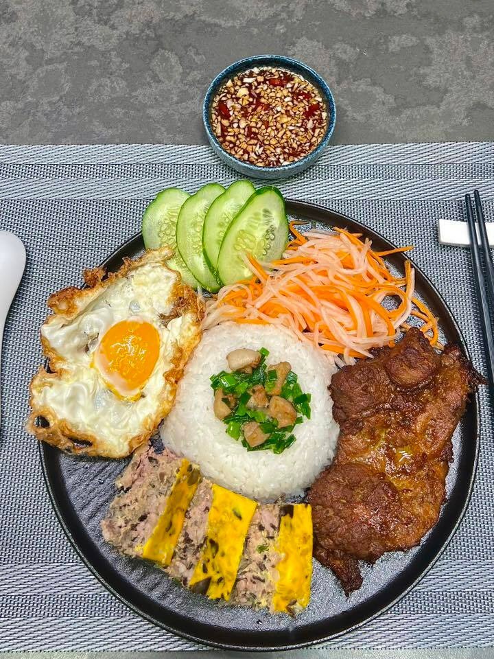 Món sườn cay Thái Lan và cơm tấm Sài Gòn.