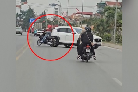 Clip: Vừa đi vừa đánh võng, thanh niên nhận cái kết ngã sõng soài