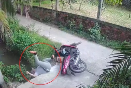 Clip: Bất chấp say rượu vẫn cố lái xe, người đàn ông ngã lộn nhào xuống mương