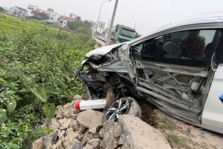 Video tình tiết vụ tai nạn giao thông liên hoàn 4 xe ô tô tại Hà Nội