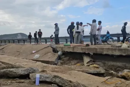 Tang thương hiện trường sập bờ kè bê tông khiến 4 người tử vong ở Đắk Lắk