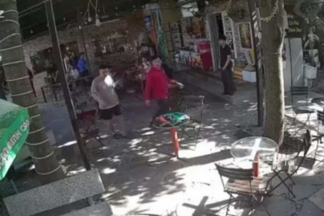 Bắt khẩn cấp người đàn ông cầm ly nước đập vào đầu cô gái sau mâu thuẫn ở quán cà phê