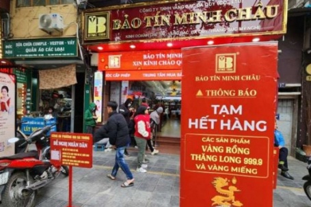 Giá vàng hôm nay mới nhất (3/1) quay đầu giảm: Nhà vàng lại "cháy hàng", người mua kiên trì xếp hàng