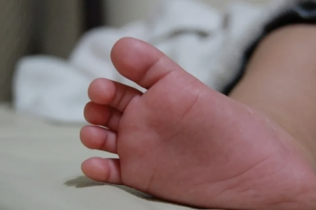 Bé 9 tháng tuổi tử vong vì mẹ bỏ ở nhà đi nhận nuôi chó