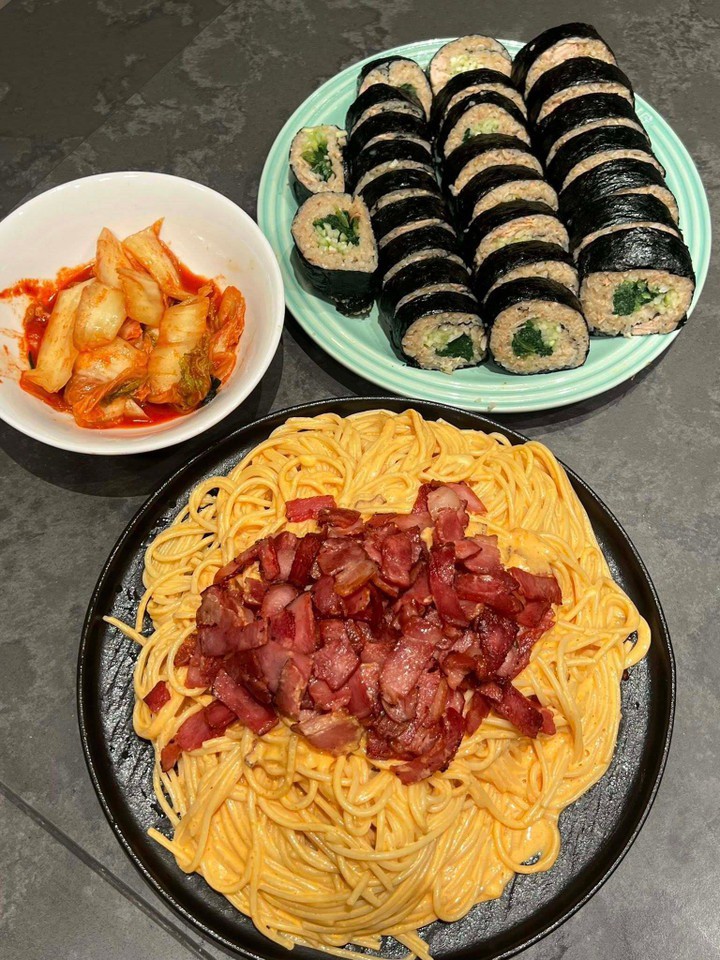 Món Carbonara, kimbap cá ngừ và bánh đa cá rô đồng.