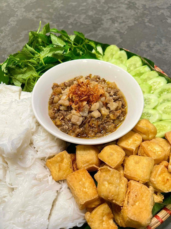 Món bún chấm gạch cua và phở gà.