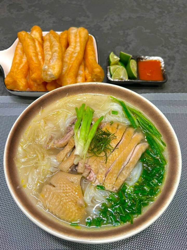 Món bún chấm gạch cua và phở gà.