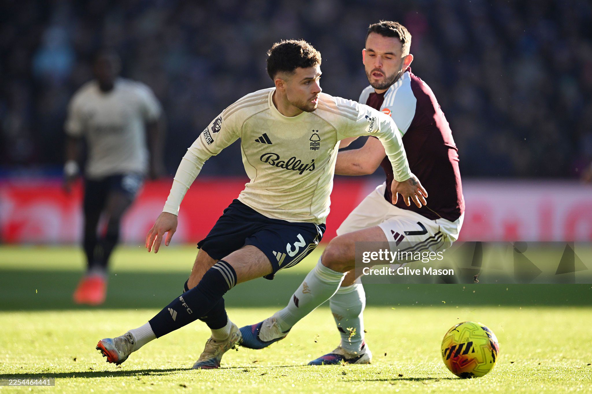 Trận đấu giữa Aston Villa (áo sẫm) và Nottingham Forest diễn ra căng thẳng