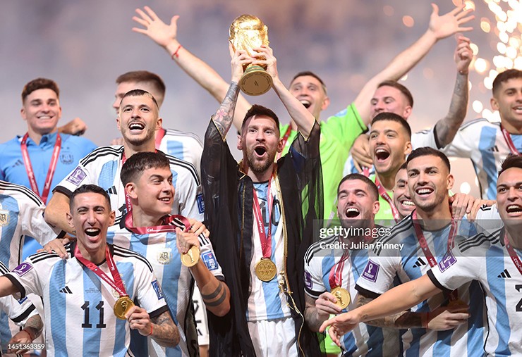 Khoảnh khắc Messi&nbsp;nâng cúp World Cup 2022 trong vai trò đội trưởng Argentina