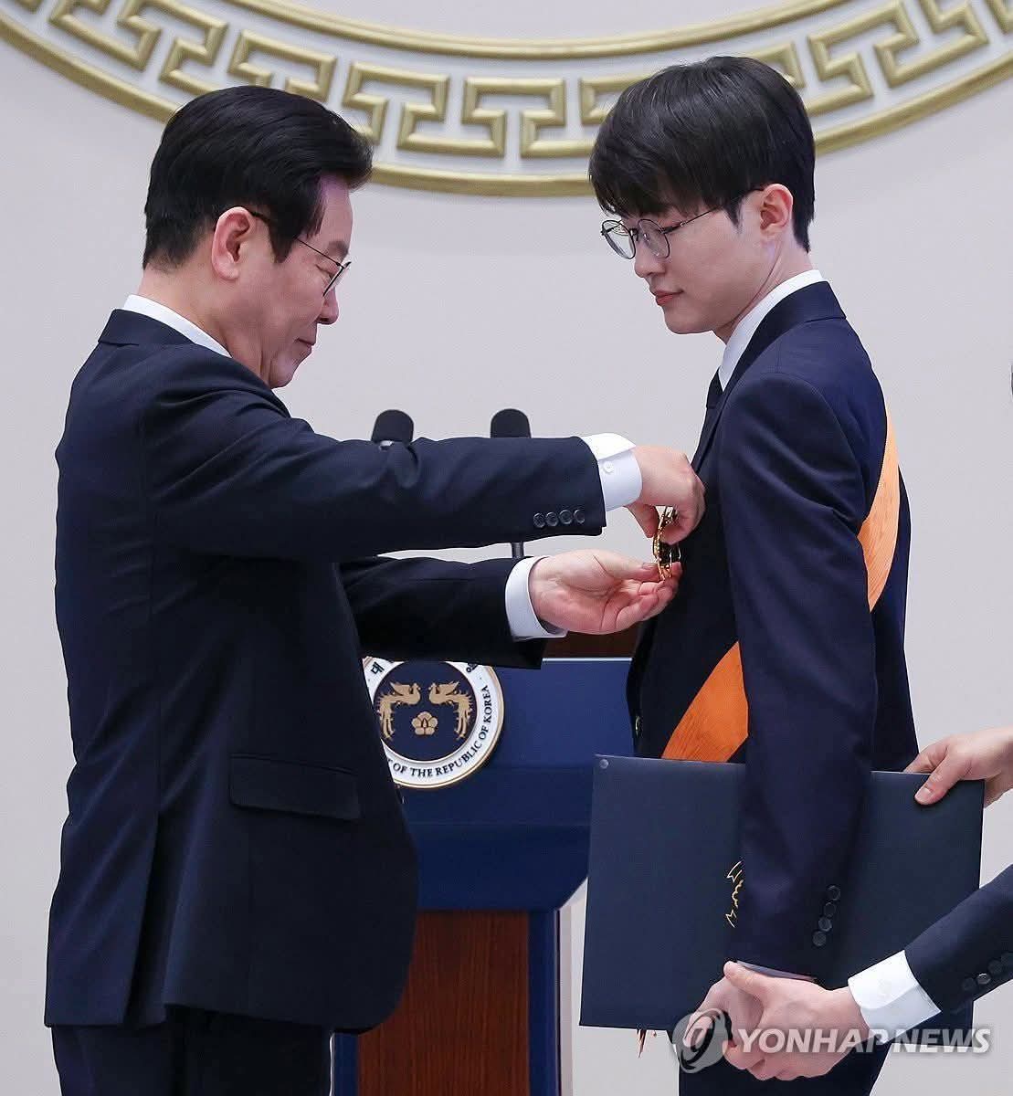 Faker nhận huân chương chiến công "Rồng Xanh" danh giá bật nhất xứ Hàn.