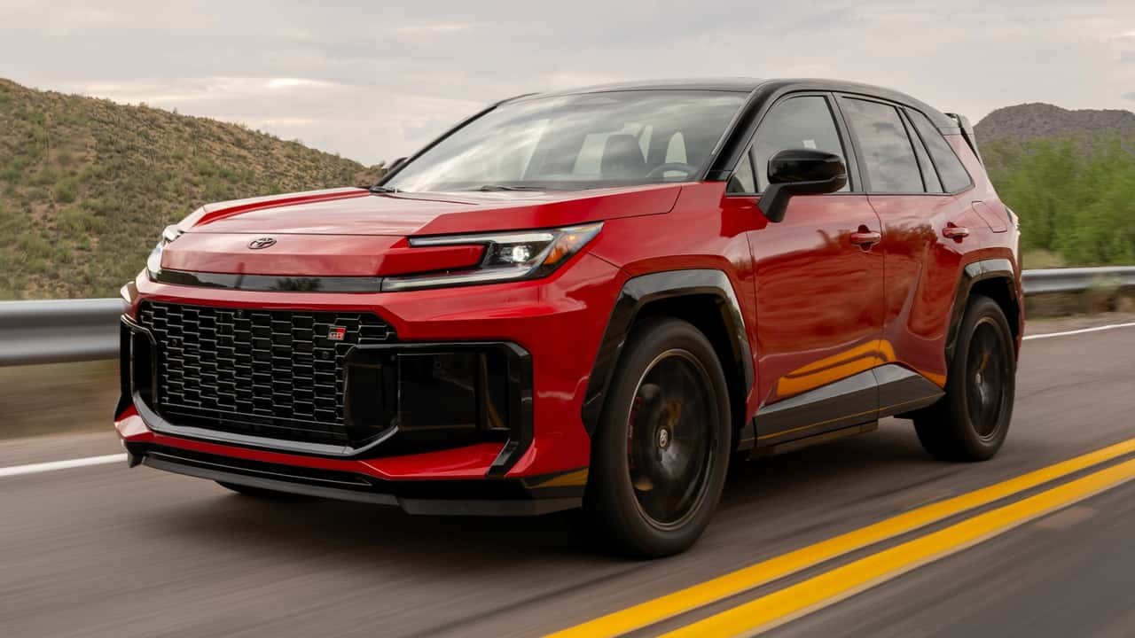 Các hãng xe quay lại sản xuất xe ICE trong khi các chính phủ gạt đi những mục tiêu điện khí hóa trước đây.