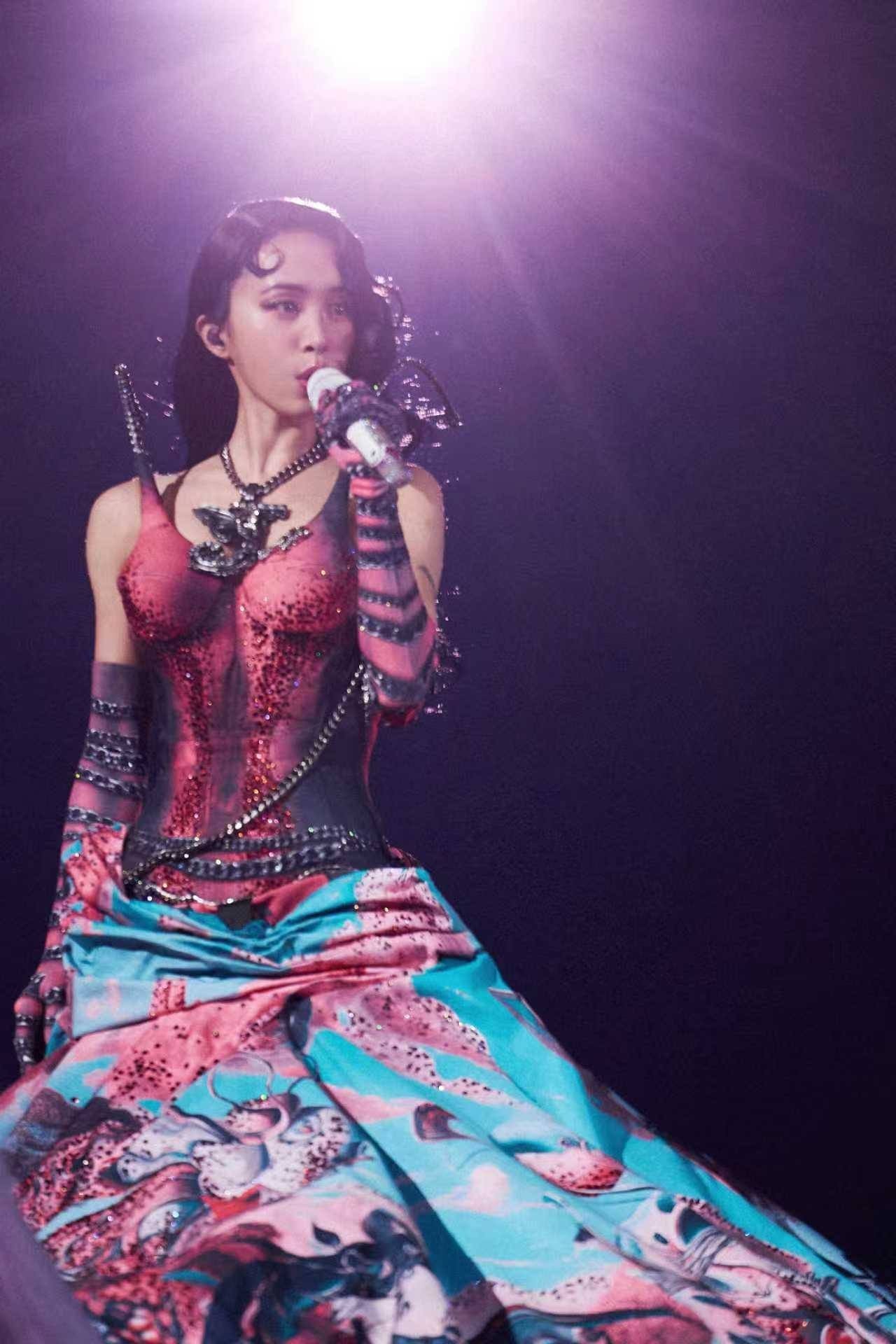 Chân dung nữ ca sĩ chi 760 tỷ đồng mang bò tót, mãng xà lên sân khấu - 6