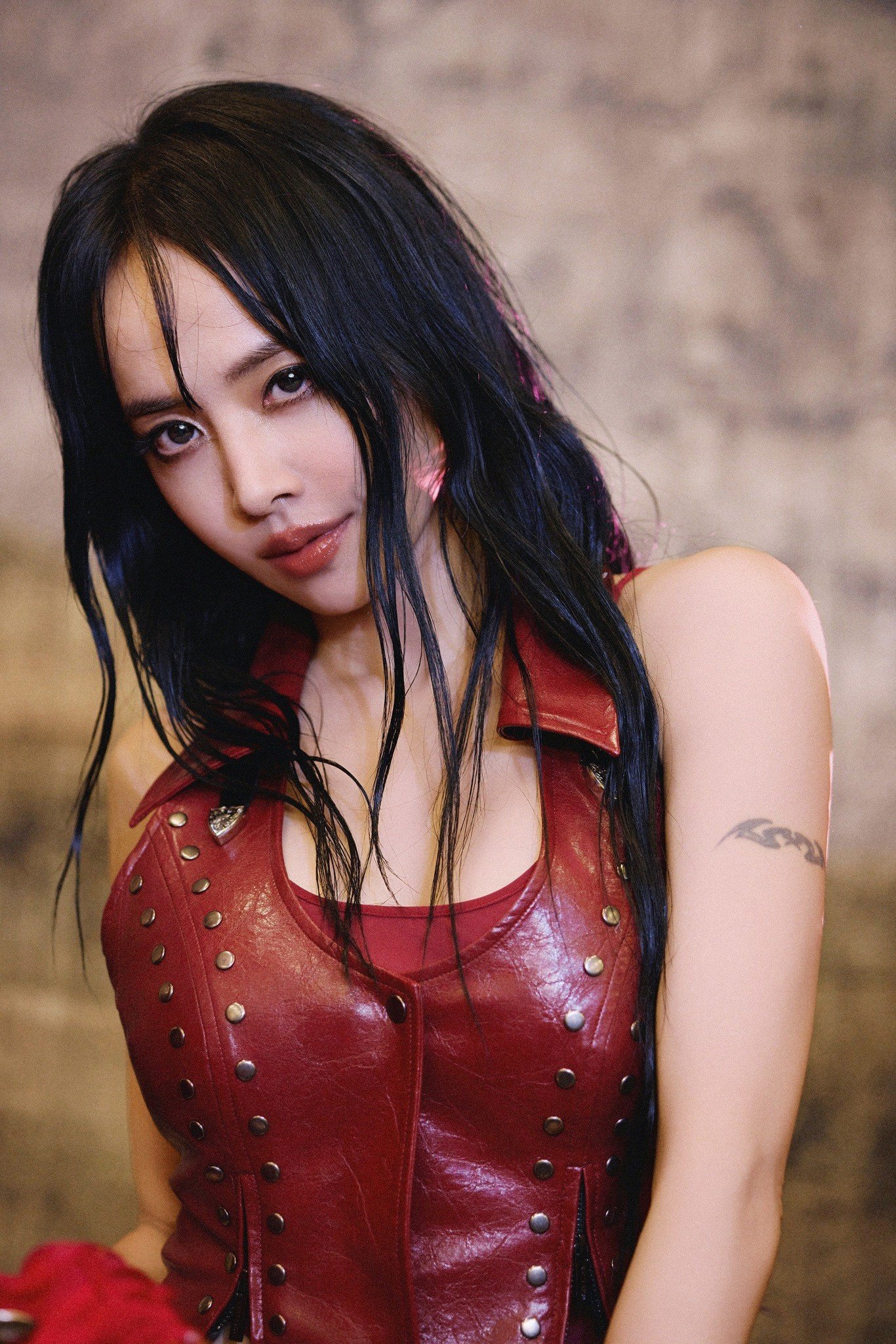 Chân dung nữ ca sĩ chi 760 tỷ đồng mang bò tót, mãng xà lên sân khấu - 9