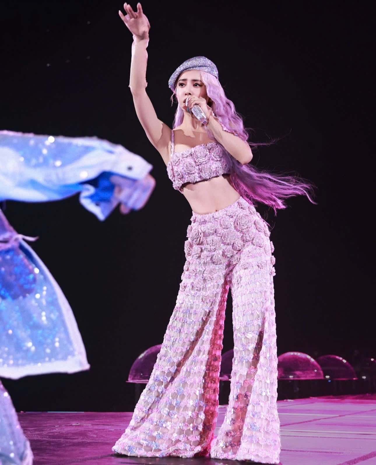 Chân dung nữ ca sĩ chi 760 tỷ đồng mang bò tót, mãng xà lên sân khấu - 11