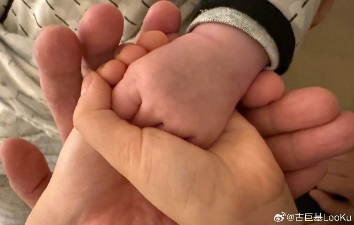 Tranh luận vợ Cổ Cự Cơ sinh con ở tuổi 57 - 1