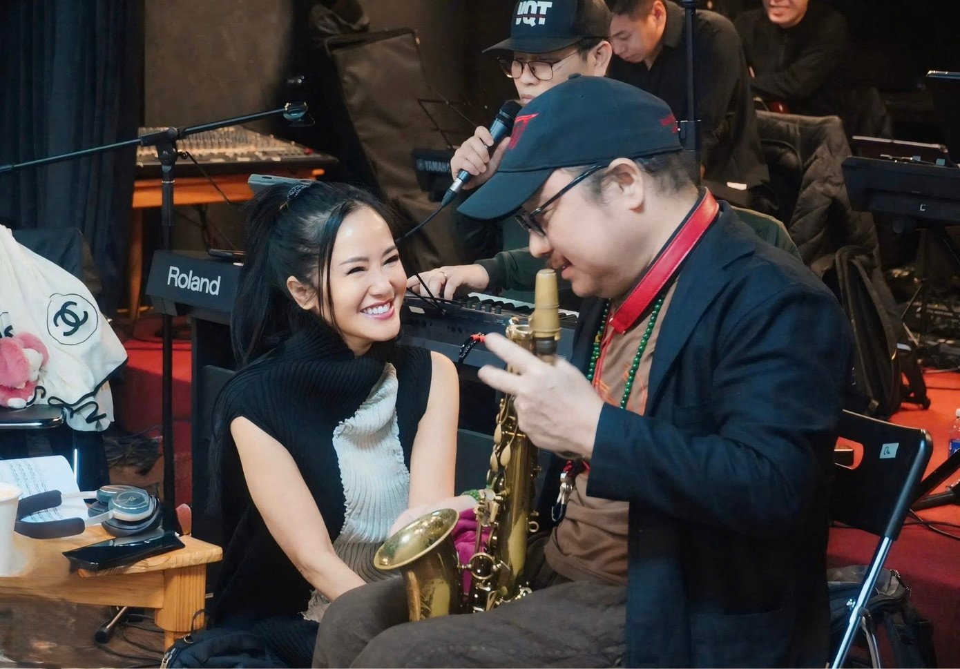 Khoảng một tuần trước chương trình Về đây bốn cánh chim trời, nghệ sĩ và nhà sản xuất không đạt được thương thảo.