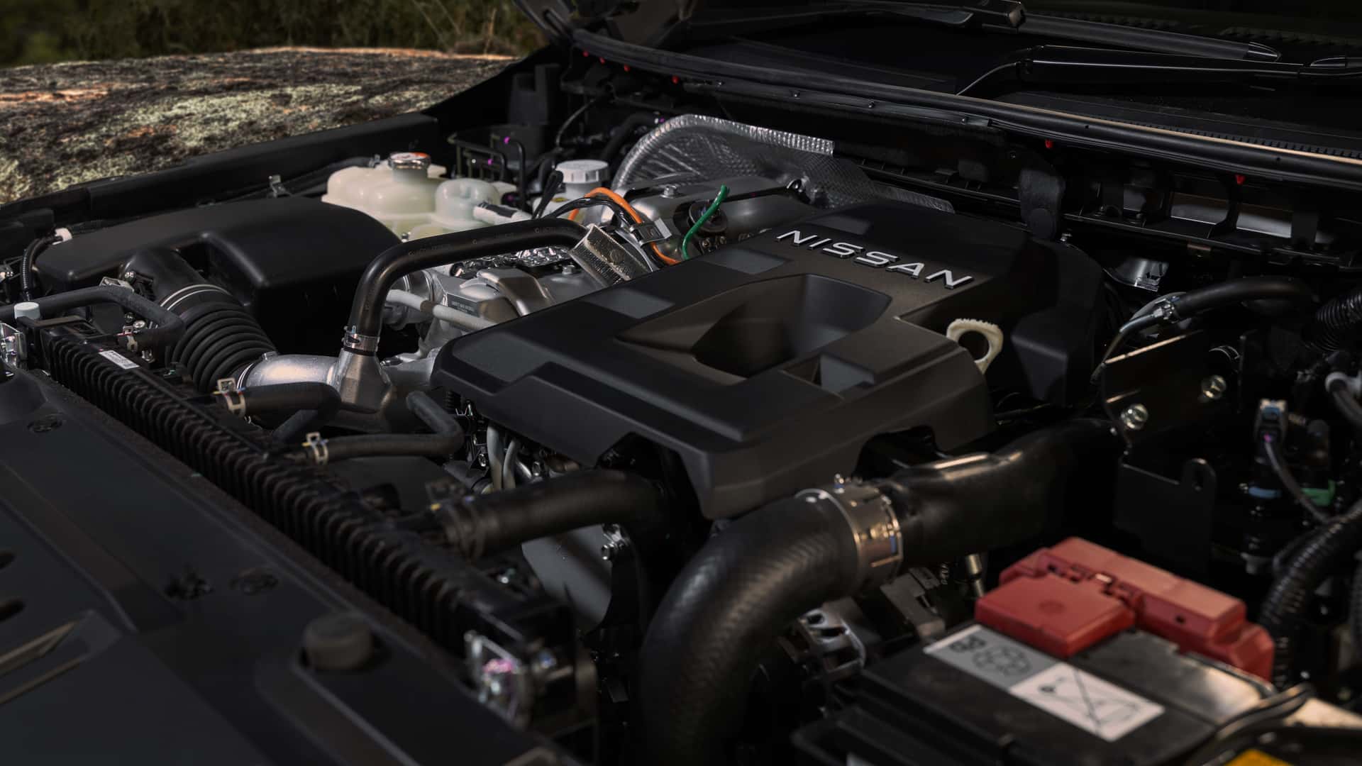 Navara mới đều trang bị động cơ diesel, dung tích 2.4L, cho công suất 201 mã lực.