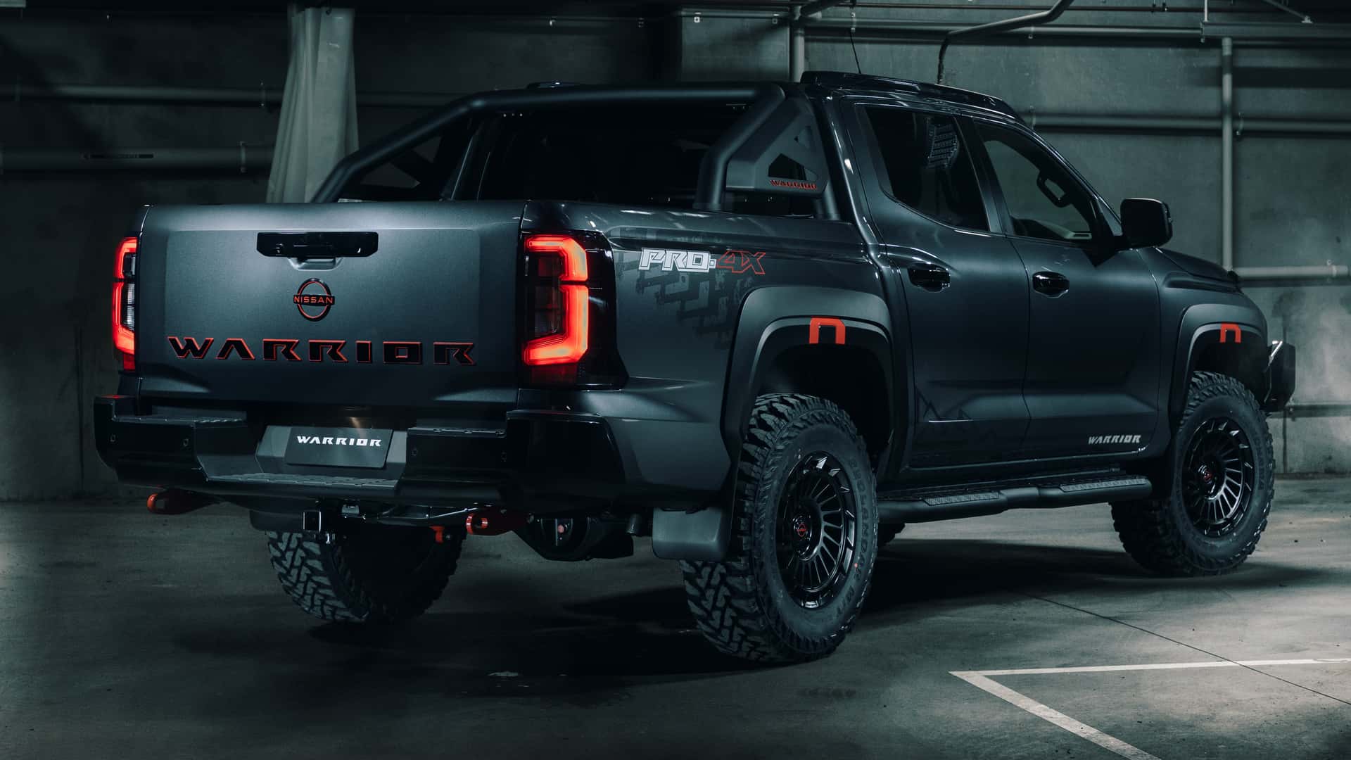 PRO-4X có thêm hệ thống Super 4WD tinh vi hơn với bộ vi sai hạn chế trượt Torsen.